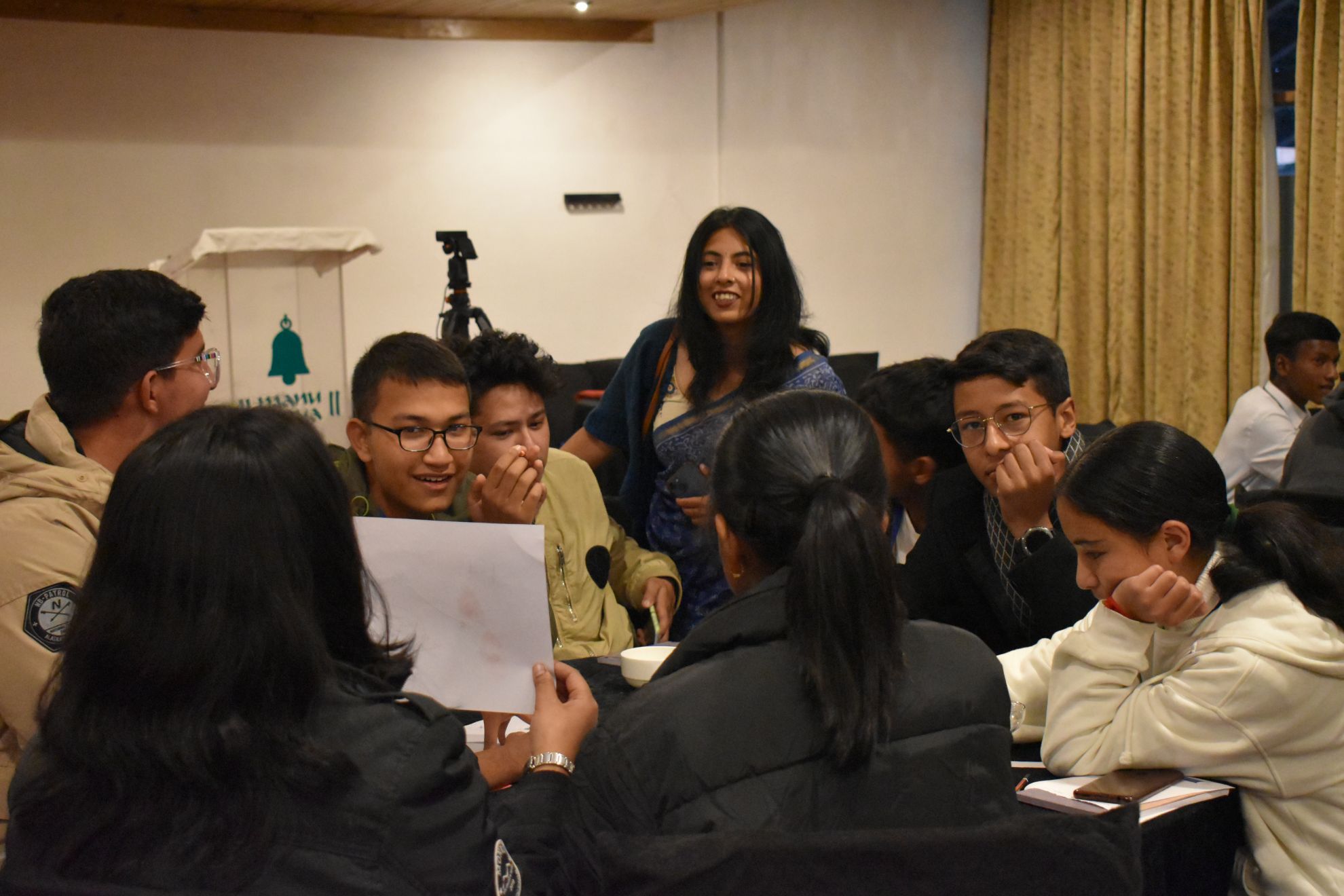 Shweta Kulkarni talking to an audience about astronomy