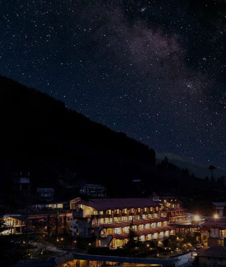 Manu Allaya resort at night with the milky way in the background